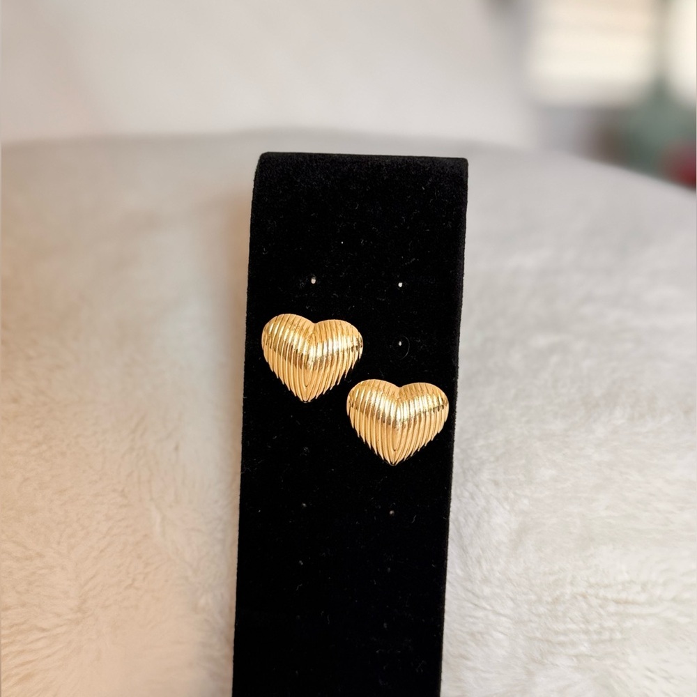 Ribbed Gold Heart Earrings - Picture 4 of 5